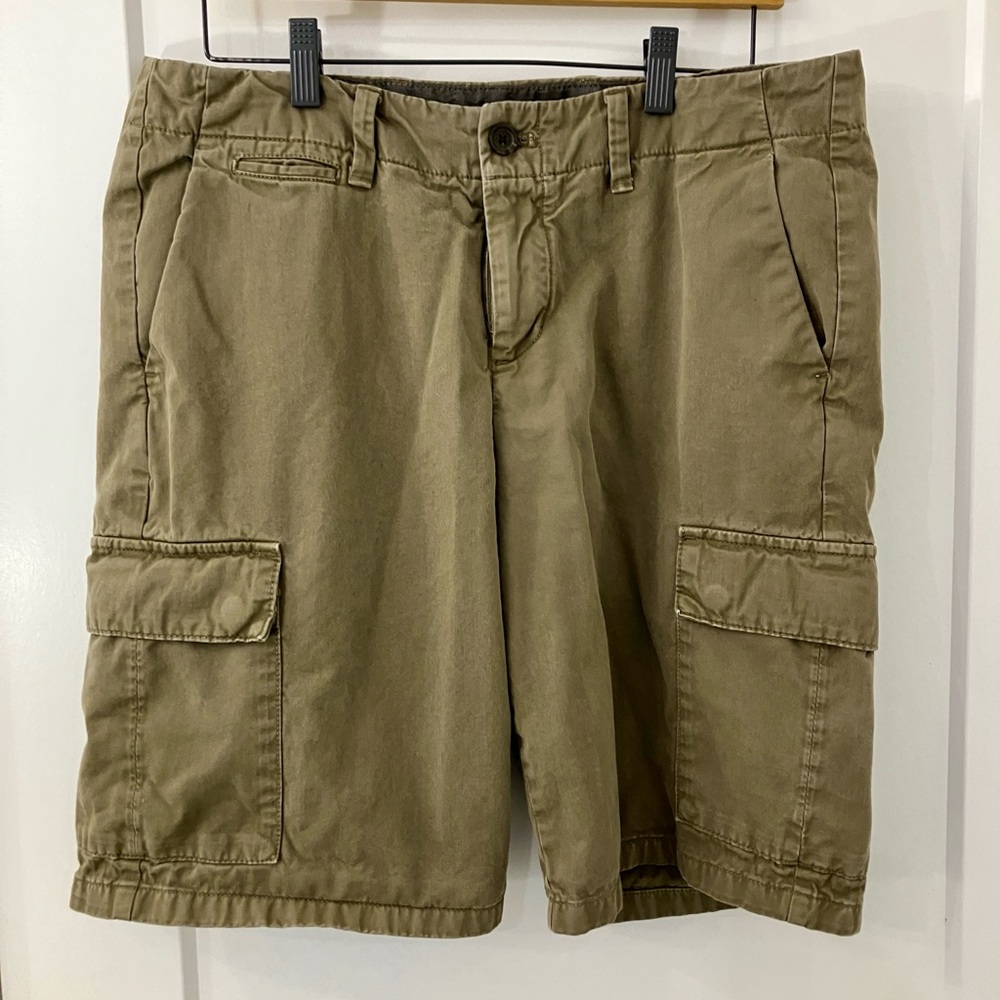 Banana Republic Men’s Cargo Shorts Size 33 in Olive Green